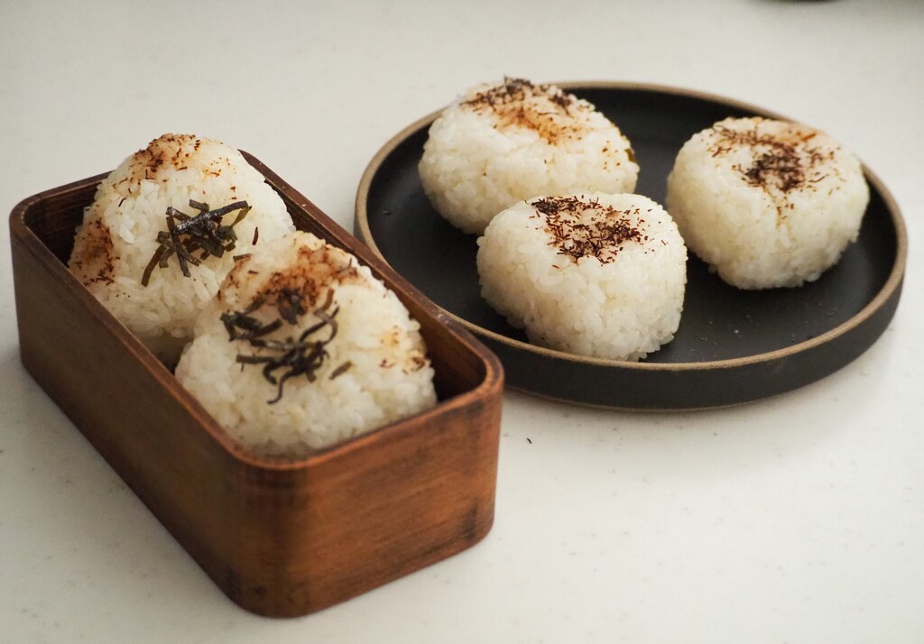 「汐ふき昆布ささめ」と「かつお」おにぎり