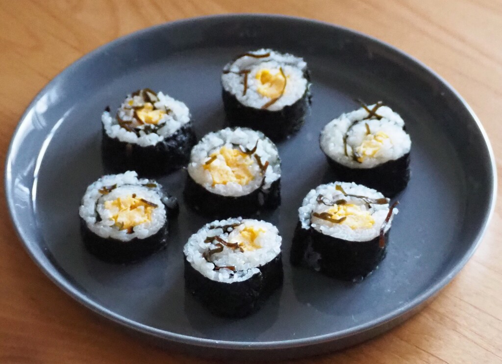 おやつに「汐ふき昆布ささめ」と卵の海苔巻き